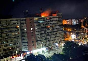 Drone russo contro palazzo in Romania, due feriti vicino al confine ucraino. Bucarest: “Grave escalation”