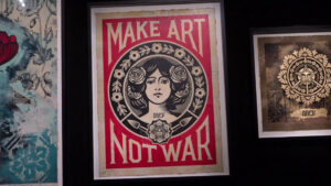 La forza della pace nella mostra di Obey alle Gallerie d’Italia a Napoli