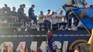 Inter campione d’Italia, è festa sul pullman scoperto lungo le vie di Milano