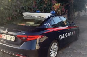 Ardea – In sella allo scooter senza casco e senza assicurazione forza posto di blocco e si schianta con una Smart
