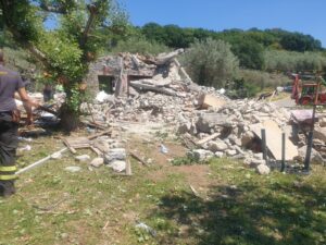 Bolsena – Grave esplosione a via della Rena: completamente distrutta un’abitazione, si cerca il proprietario sotto le macerie