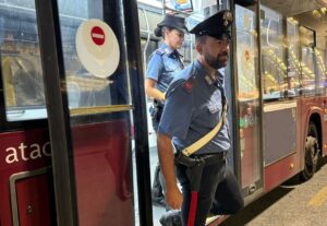 Roma – Nigeriano prende a pugni ragazza 23enne sul bus, arrivano i carabinieri