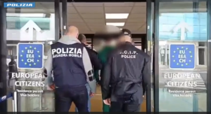 Roma – Rintracciato a Londra dalla Polizia pericoloso latitante accusato di associazione a delinquere finalizzata al traffico di sostanze stupefacenti (VIDEO)