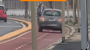 Ostia – Fiat 500 transita sulla ciclabile e incrocia padre e figlio in bici sulla corsia opposta (VIDEO)