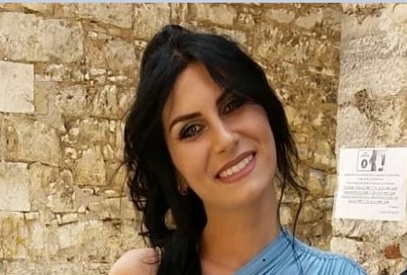 Sonnino si stringe per l’ultimo saluto ad Erica Carroccia, morta a 30 anni dopo aver partorito due gemelli