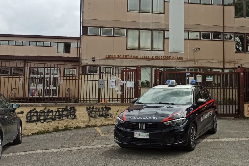 Roma – Vandali forzano la porta del liceo scientifico Giuseppe Peano ed imbrattano con gli estintori l’androne e tutte le pareti