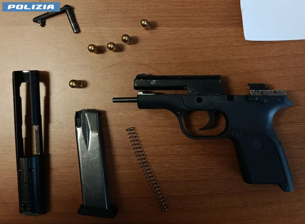 Roma – A spasso per le case popolari del Tufello con una pistola carica nella cinta dei pantaloni: arrestato quarantunenne