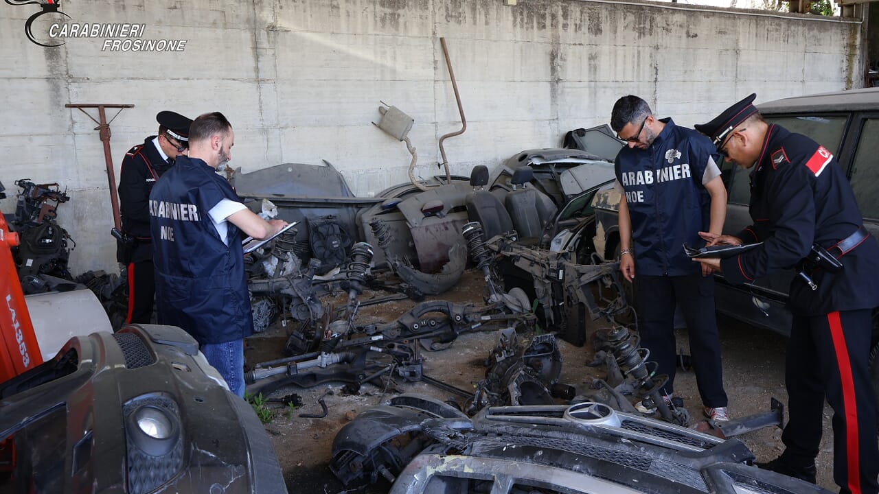 Frosinone – Controlli in autocarrozzeria, oltre 100 veicoli sequestrati