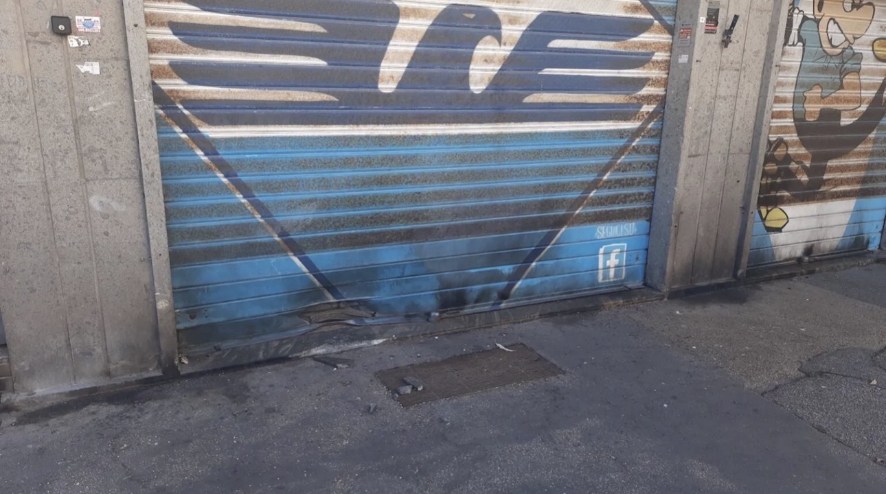 Esplosione davanti al Lazio Store di Ostia, danni a serranda