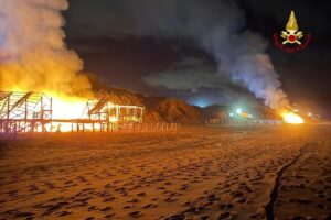 Sabaudia, tre chioschi sul lungomare a fuoco nella notte