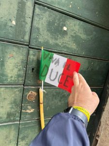 San Giorgio a Liri – PD Lazio: “Bandiera con richiami fascisti davanti a nostra sede