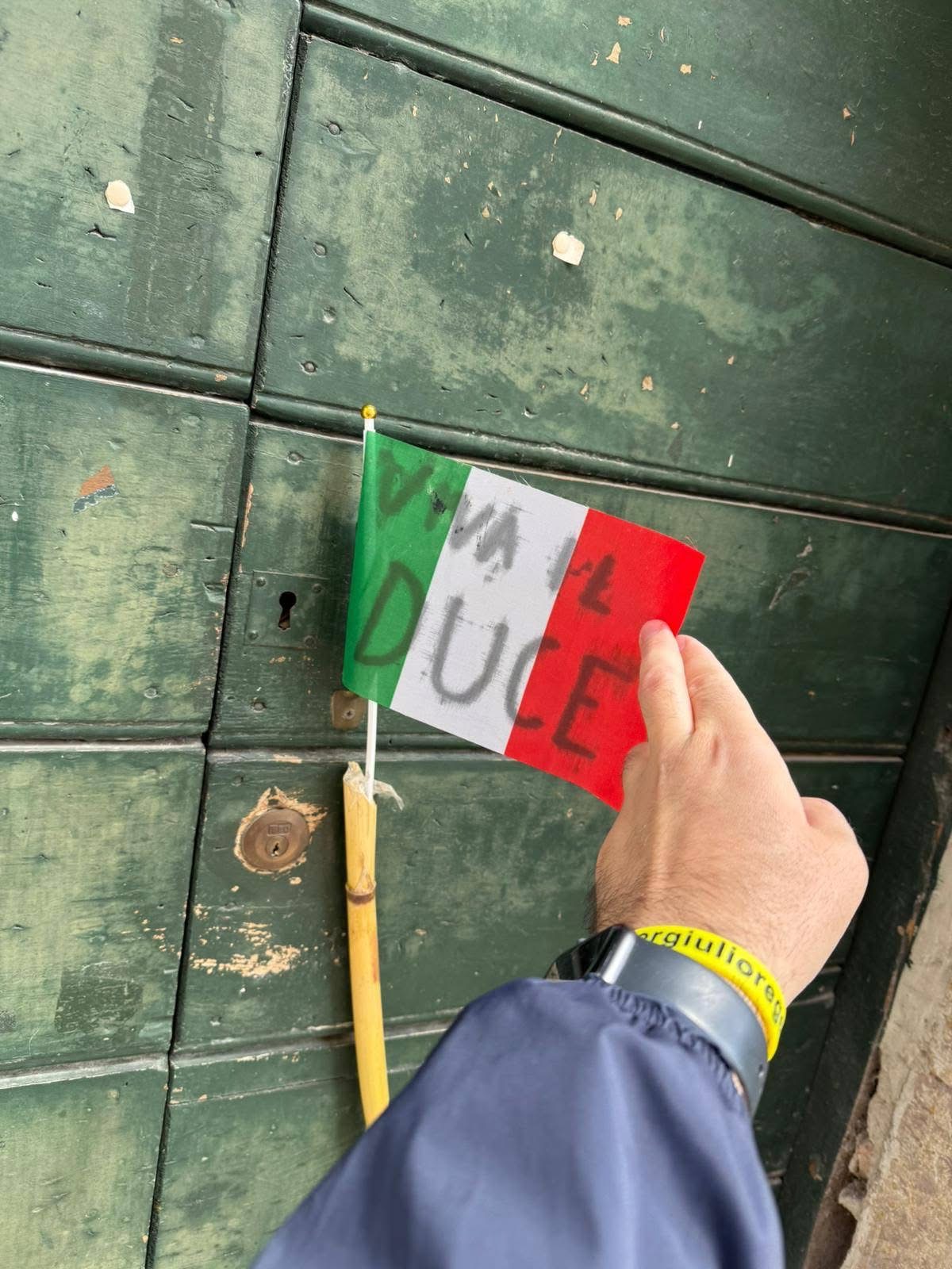 San Giorgio a Liri – PD Lazio: “Bandiera con richiami fascisti davanti a nostra sede