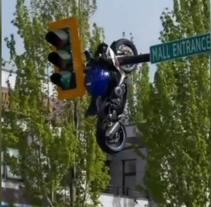 Canada, scontro pazzesco a Delta: la moto resta appesa al semaforo