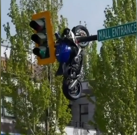 Canada, scontro pazzesco a Delta: la moto resta appesa al semaforo