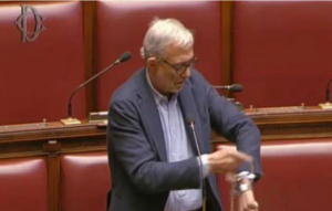 Giachetti si incatena in Aula alla Camera, “Qui finchè non si sblocca Vigilanza Rai”