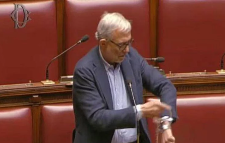 Giachetti si incatena in Aula alla Camera, “Qui finchè non si sblocca Vigilanza Rai”