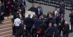 Sviene per il caldo durante l’udienza a San Pietro: lo soccorre il Papa Leone XIV