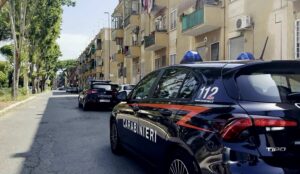 Roma – Diciannovenne senza patente non si ferma all’alt dei carabinieri e provoca un incidente, arrestato
