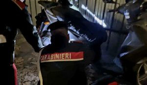 Roma – A bordo di uno scooter rubato non si ferma all’alt dei carabinieri e finisce in un prato, denunciato un trentottenne