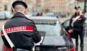 Roma – Strappano la collana ad un’anziana in sedie a rotelle, denunciate due donne ed un uomo