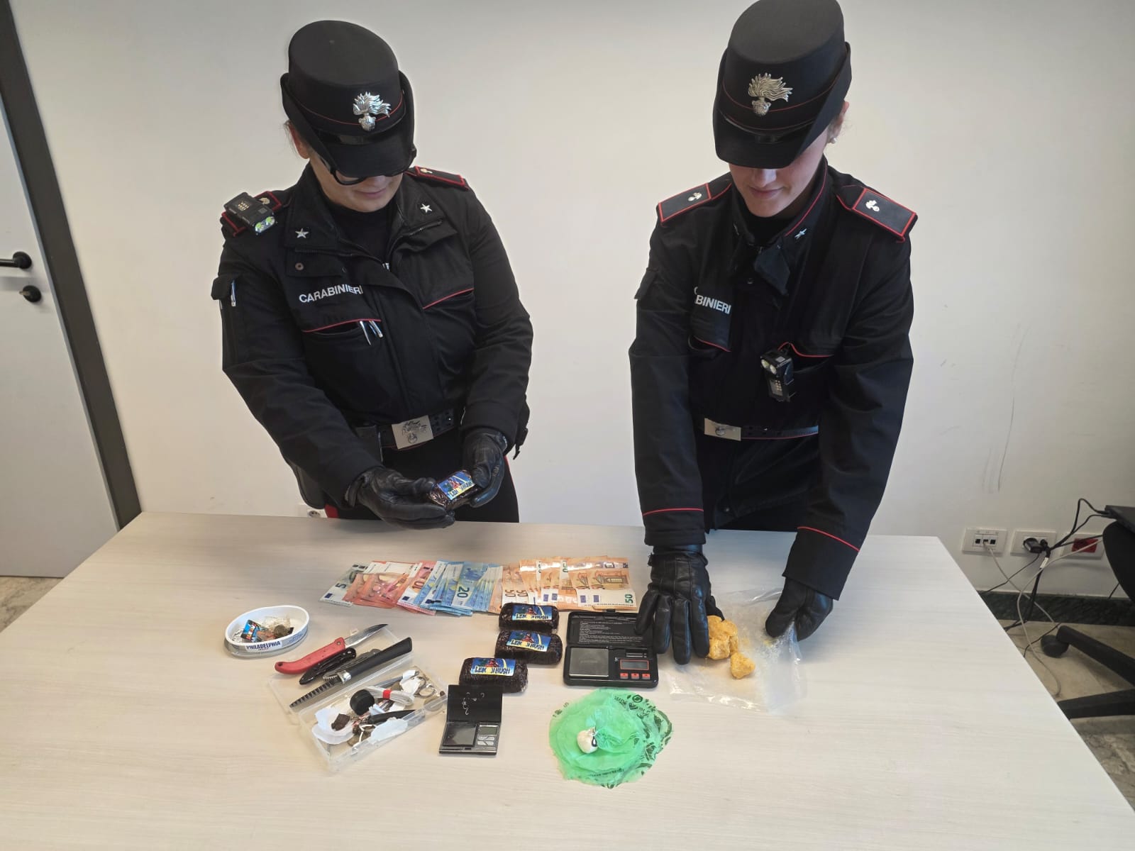 Blitz dei carabinieri tra Ostia e Fiumicino: 8 arresti, droga nascosta nel frigorifero e allacci abusivi scoperti