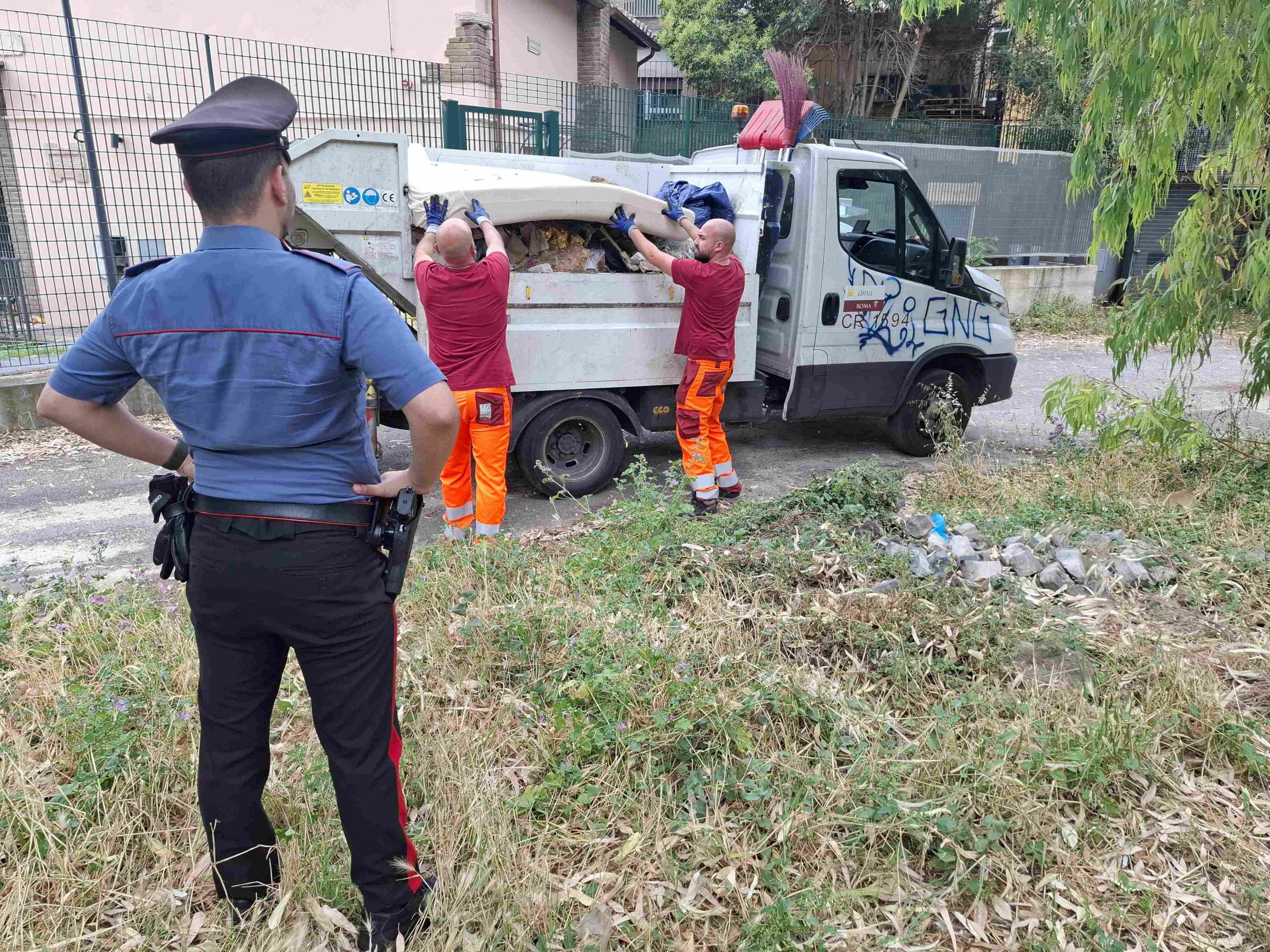 Roma – Rimossi 300 chili di rifiuti nella zona del parco di Colle Oppio