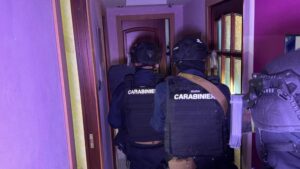 Maxi blitz dei Carabinieri a Roma: sette arresti per droga, armi ed estorsioni (FOTO)