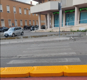 Viterbo – Il cordolo della ciclabile si mangia anche un passaggio pedonale e intanto il traffico è sempre peggio