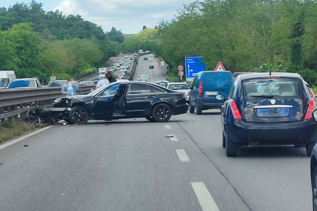 Aprilia – Altro schianto sulla Pontina, traffico in tilt per ore e 118 sul posto