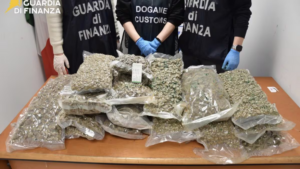 Da Bangkok a Roma con venti chili di marijuana nella valigia: in manette cittadino svizzero