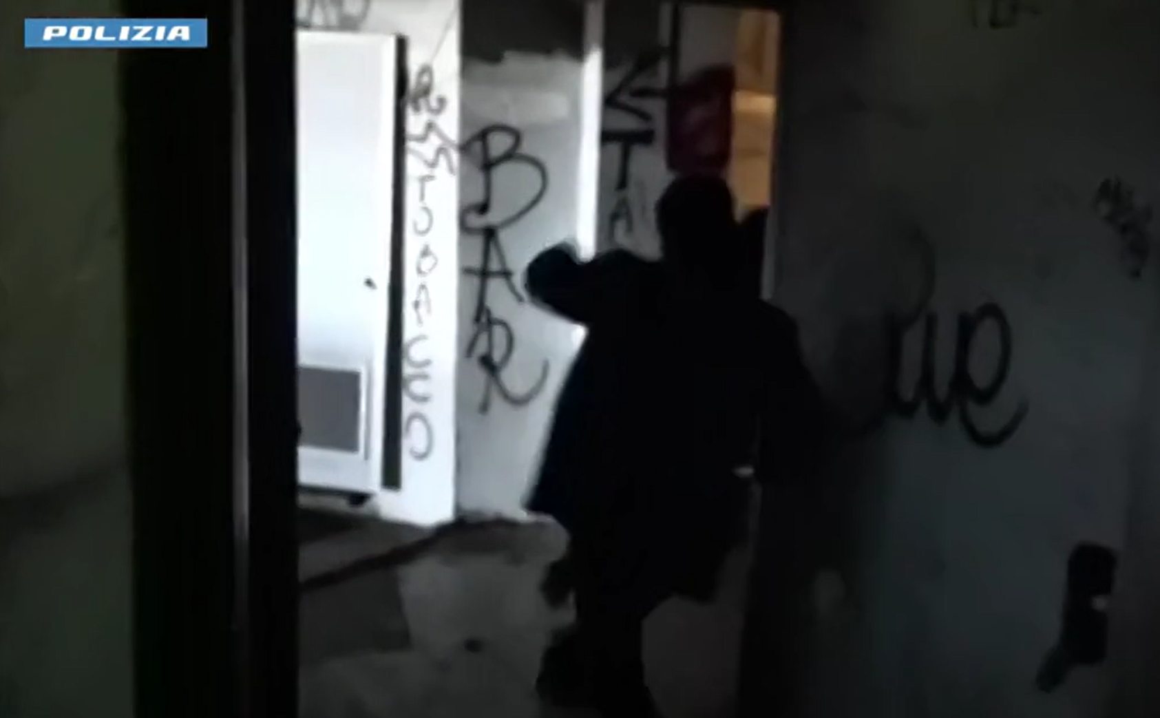 Roma – Sequestrata e abusata per tre giorni in un palazzo occupato a Tor Cervara: cinque fermi