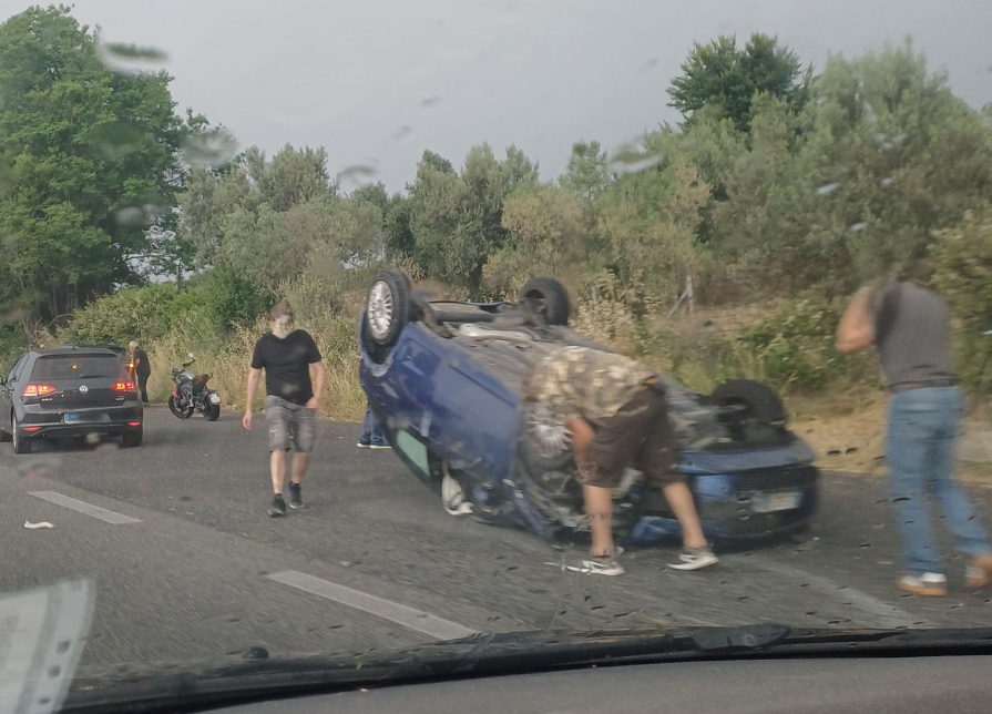 Auto si ribalta sulla Cassia: traffico in tilt e rabbia contro buche e asfalto danneggiato
