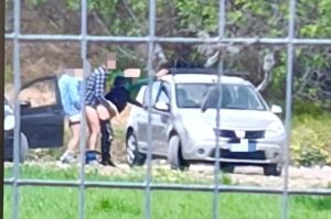 Sesso a tre in pieno giorno davanti alla scuola, lo scatto diventa virale
