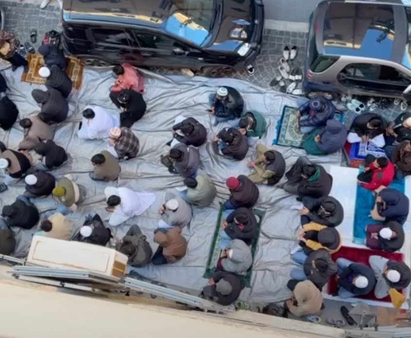 Civitavecchia – Lega: “Preghiera musulmana in mezzo alla strada, il Comune si sottomette all’Islam”