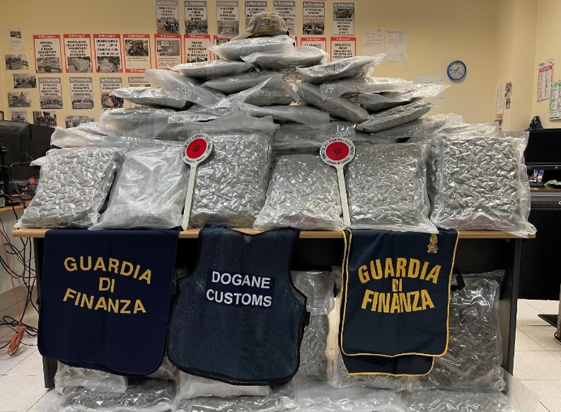 Civitavecchia – Quasi 80 chili di marijuana nascosta tra tessuti: maxi sequestro al porto, arrestato camionista