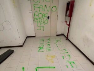 Cerveteri – Vandali alla scuola Mattei: porte rotte e svastiche sui muri