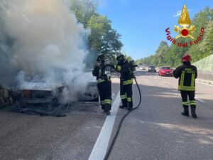 Terni – Paura sulla E45: auto a GPL in fiamme nei pressi dello svincolo di Acquasparta