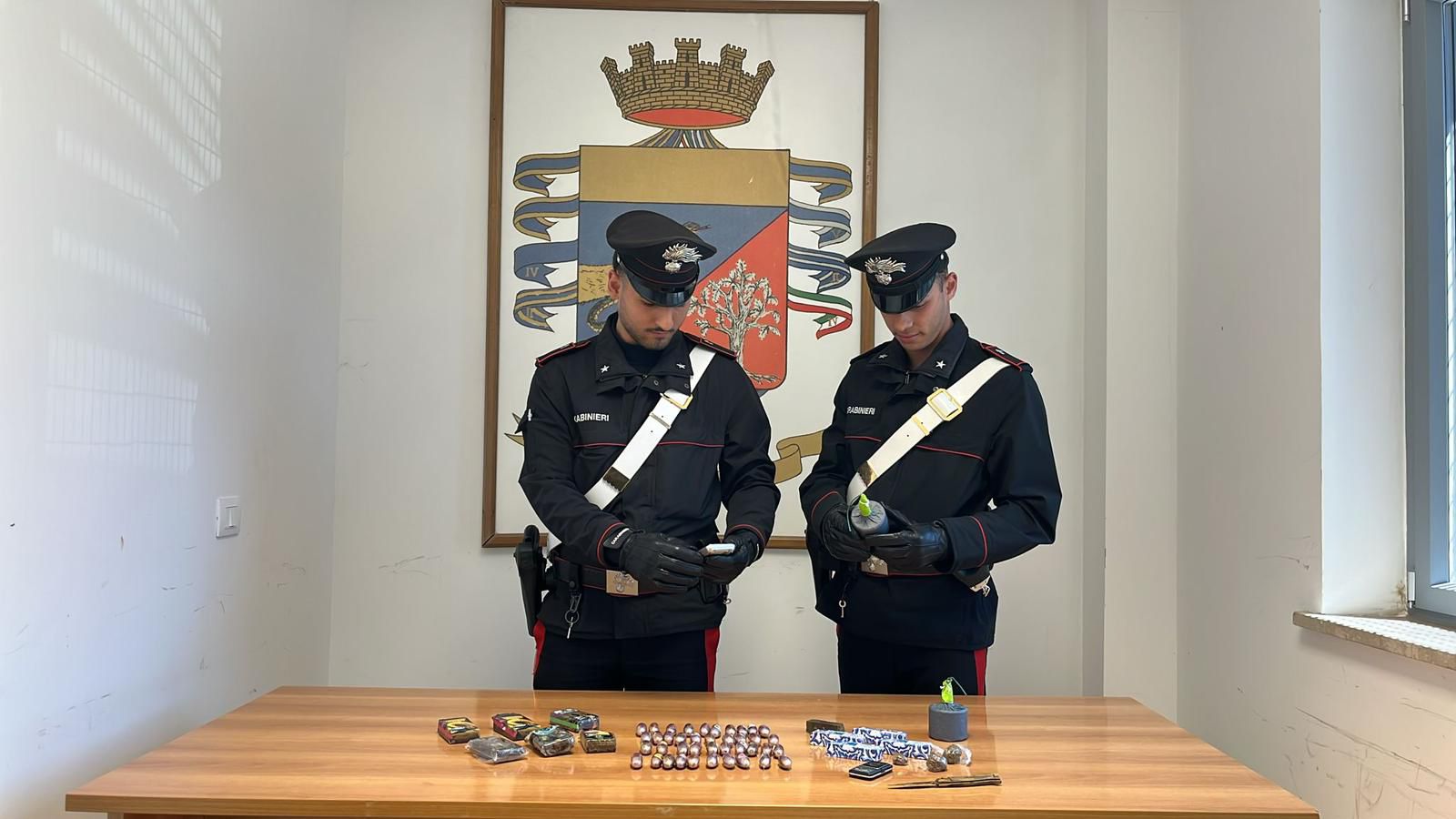 Blitz antidroga nella notte a Ladispoli: due arresti, sequestrato un chilo e mezzo di hashish
