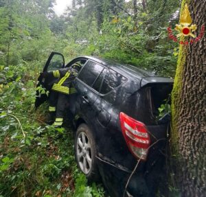 Bracciano – Escono di strada e finiscono tra gli alberi, due donne salve per miracolo