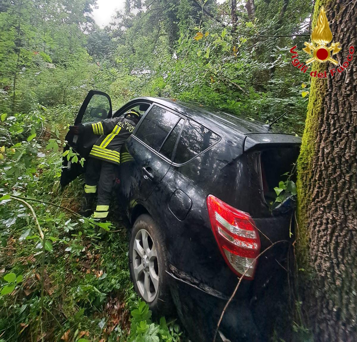Bracciano – Escono di strada e finiscono tra gli alberi, due donne salve per miracolo