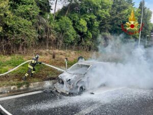 Perugia – Auto in fiamme sul raccordo: paura prima di Prepo, vettura distrutta e traffico in tilt