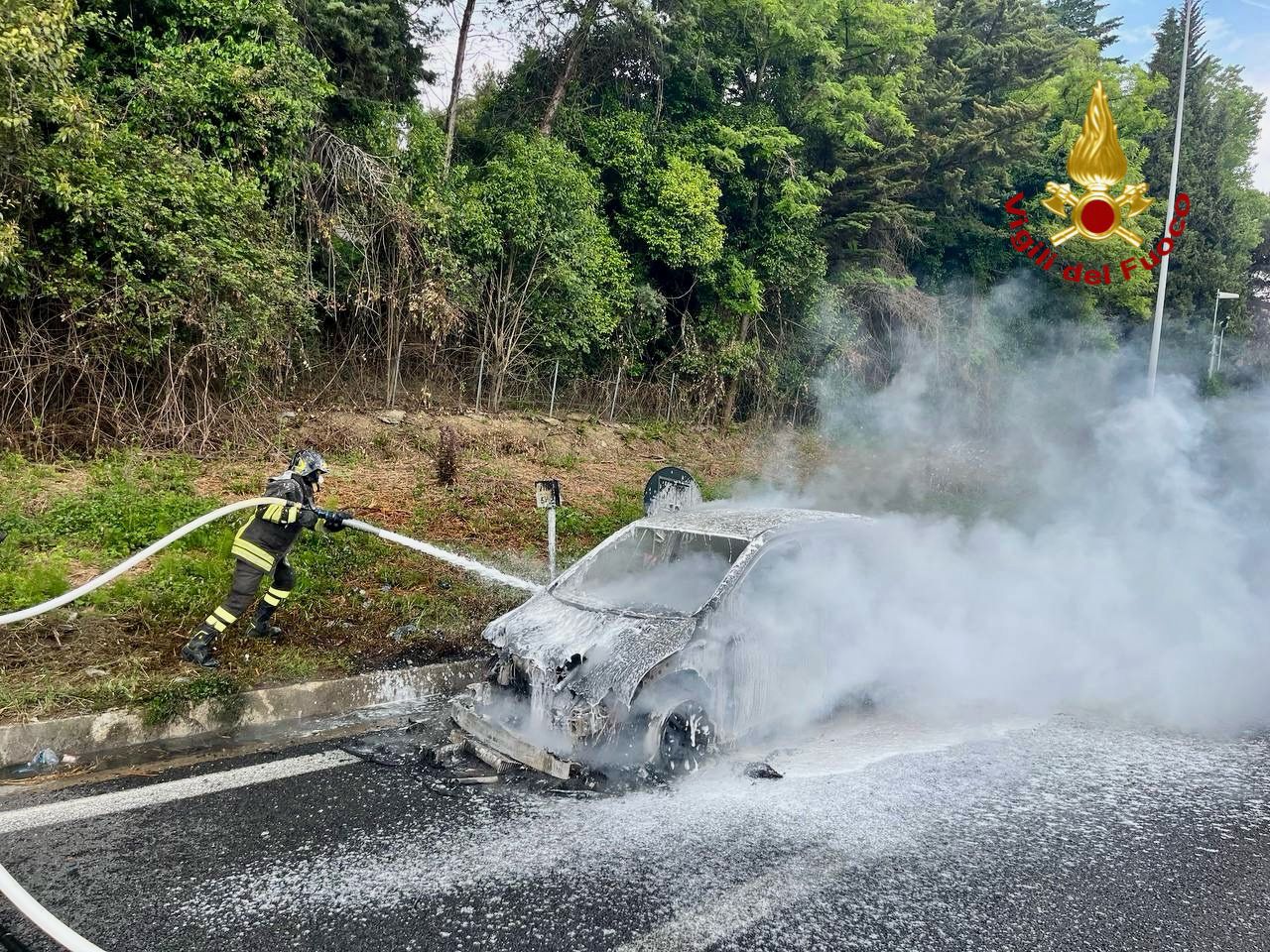 Perugia – Auto in fiamme sul raccordo: paura prima di Prepo, vettura distrutta e traffico in tilt