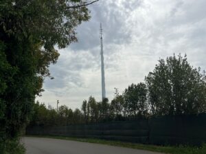 Tarquinia – Marina Velca, spunta una maxi antenna vicino all’ingresso del Golf: proteste e timori tra residenti e turisti (FOTO)