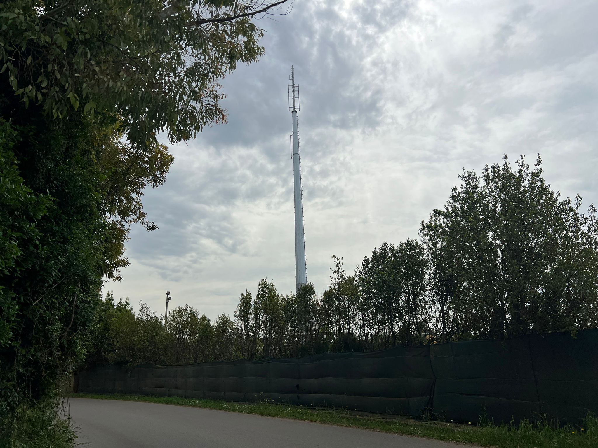 Tarquinia – Marina Velca, spunta una maxi antenna vicino all’ingresso del Golf: proteste e timori tra residenti e turisti (FOTO)