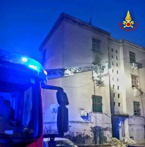 Roma – Incendio all’alba al Quarticciolo: fiamme in un appartamento ATER occupato