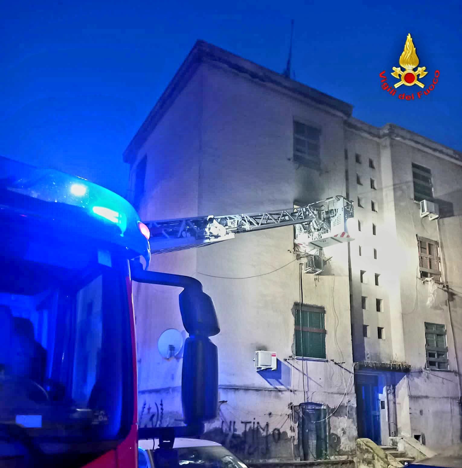 Roma – Incendio all’alba al Quarticciolo: fiamme in un appartamento ATER occupato