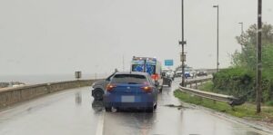 Santa Marinella – Incidente sull’Aurelia, strada bloccata e ambulanza sul posto