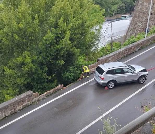 Nepi – Auto fuori controllo sfonda un muro: per poco non cade nel burrone sottostante