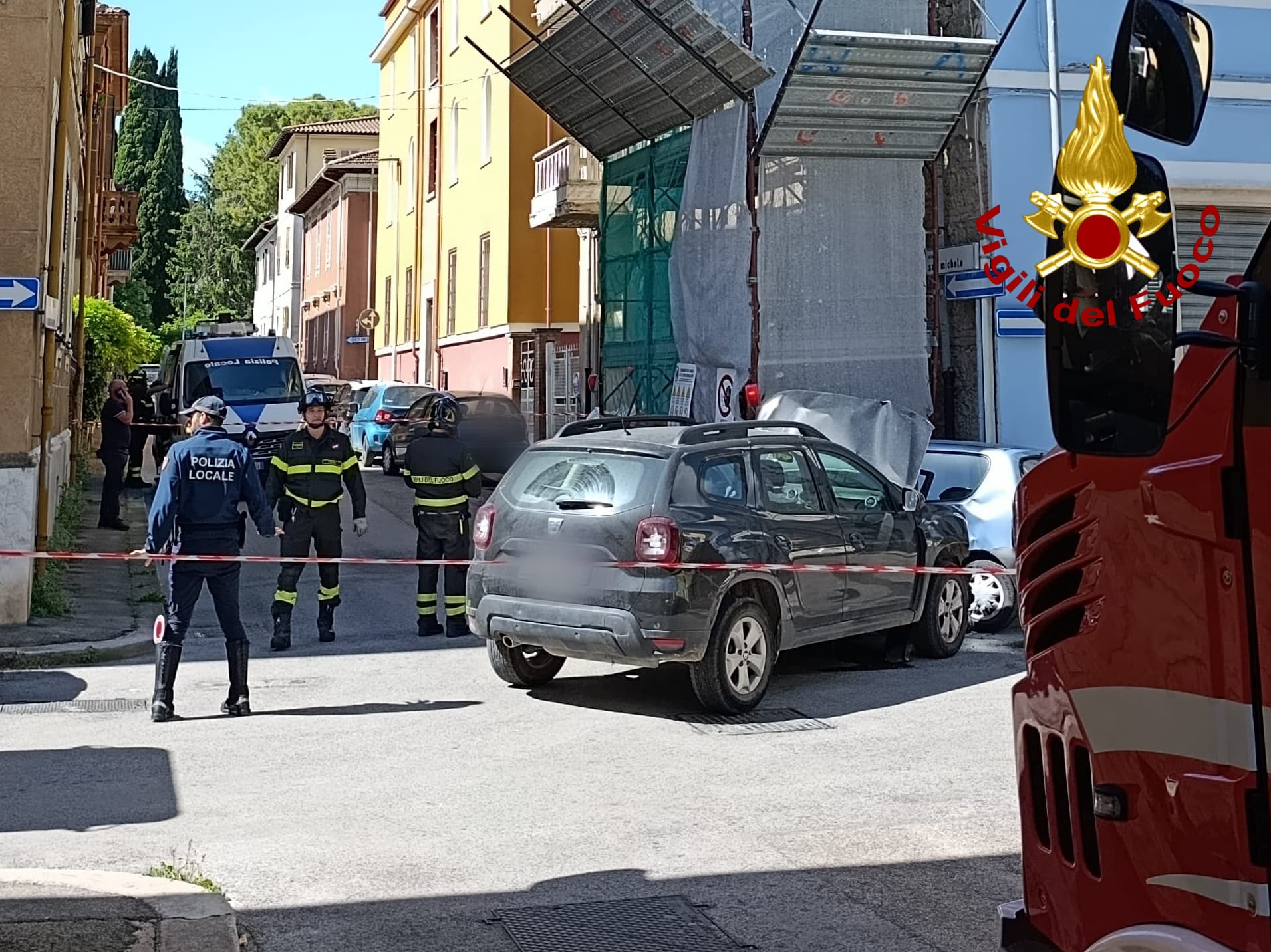 Terni – Scontro all’incrocio tra due auto: feriti i conducenti. Una vettura finisce contro un ponteggio pericolante