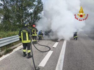 Auto divorata dalle fiamme sulla E45 vicino Città di Castello, traffico con forti rallentamenti